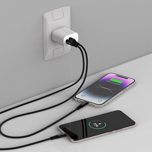 Adaptador de Carga carregando dois smartphones ao mesmo tempo